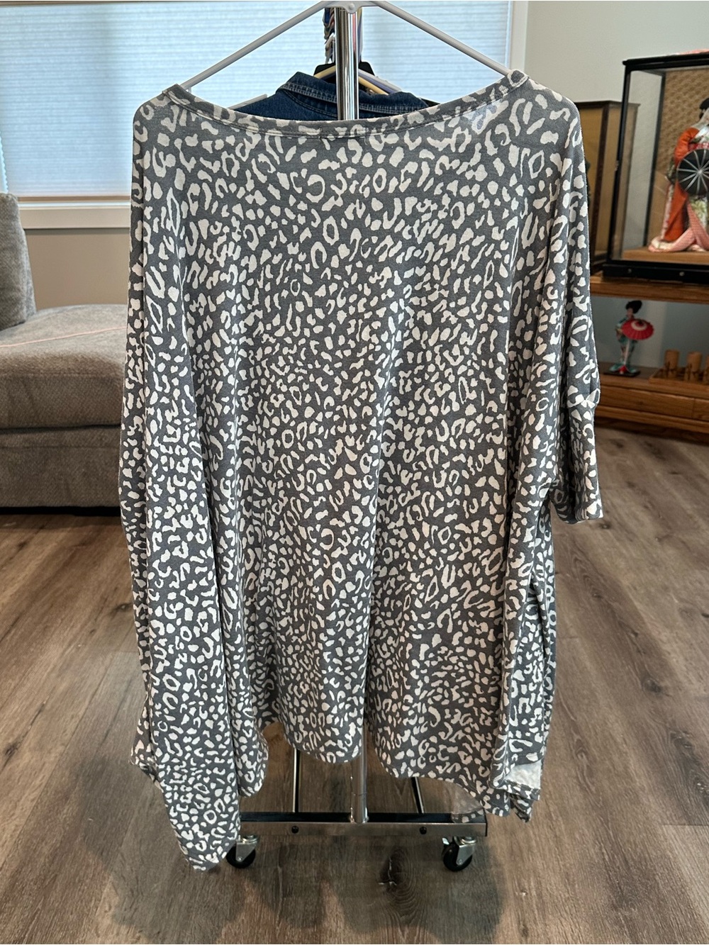 Oddy Women’s plus-size Gray & White Leopard-print Oversized Knit Top🩷🩷3X/4X - Picture 8 of 9